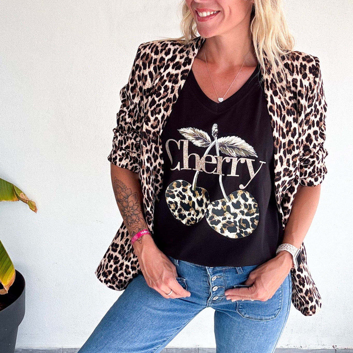 T-shirt noir, floqué avec des cerises