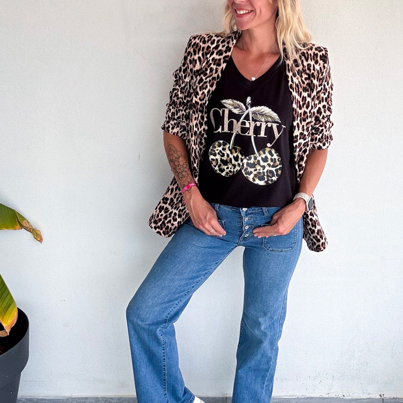 T-shirt noir, floqué avec des cerises