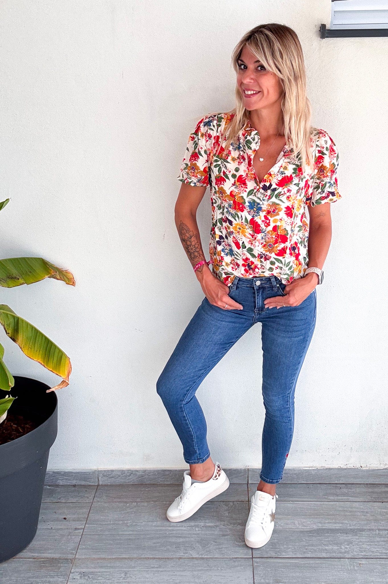 jean slim 7 ⁄ 8 fendu avec broderie coeur rouge