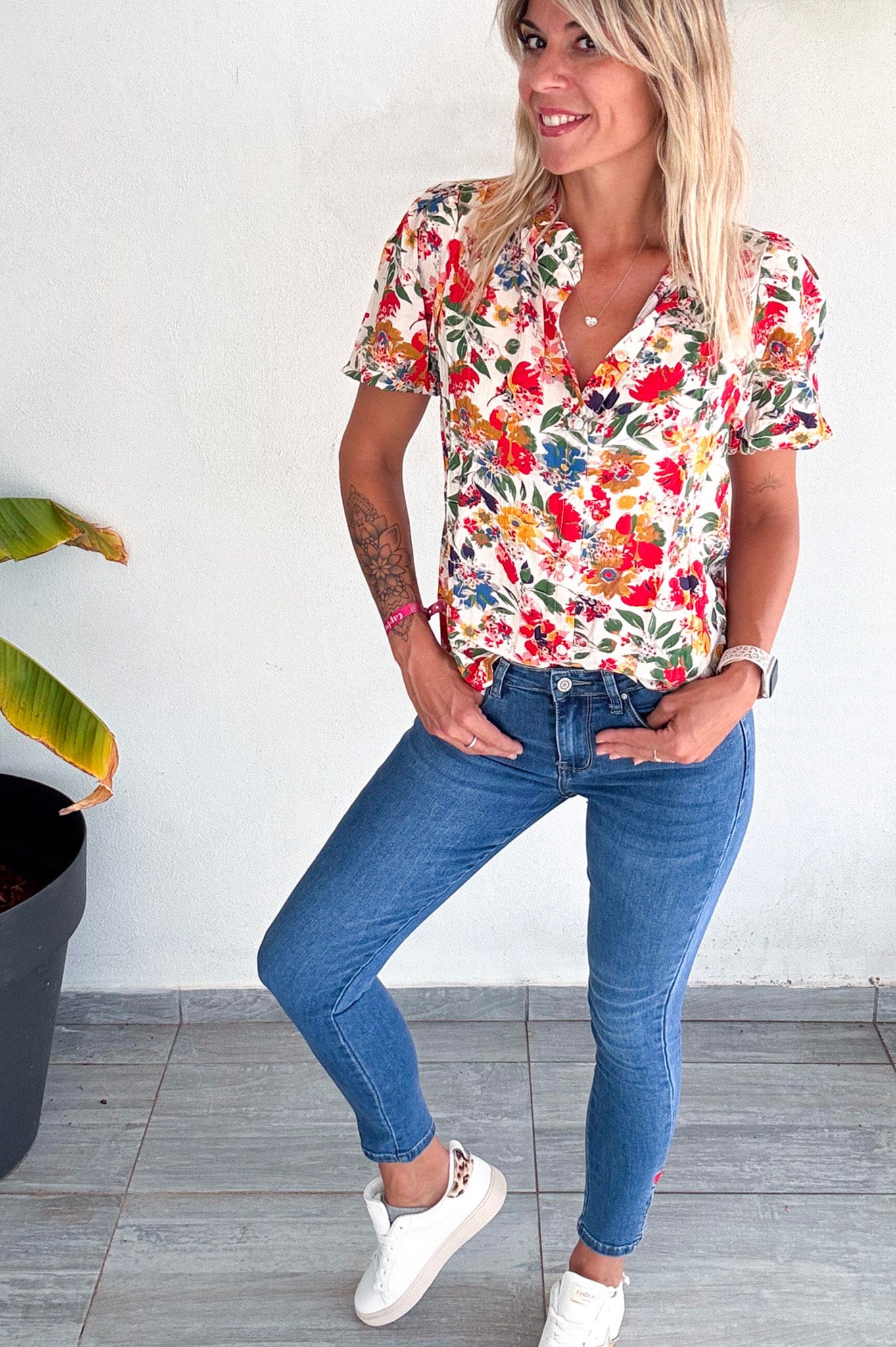 jean slim 7 ⁄ 8 fendu avec broderie coeur rouge