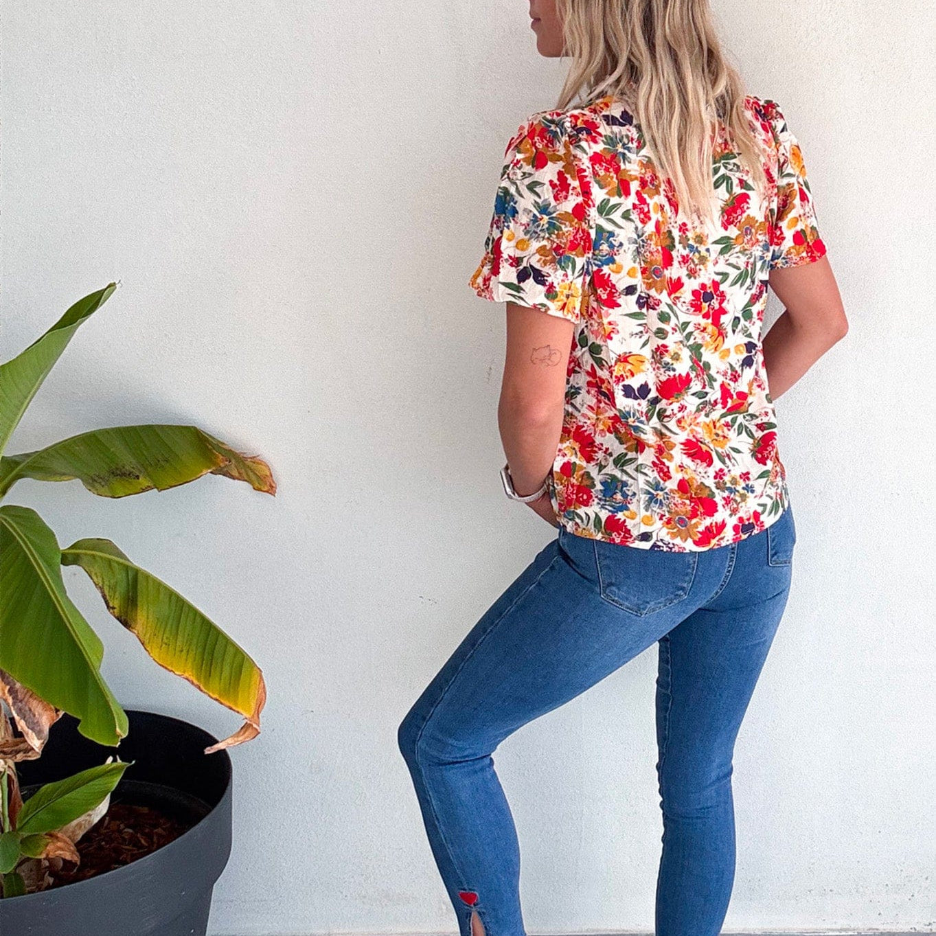 jean slim 7 ⁄ 8 fendu avec broderie coeur rouge