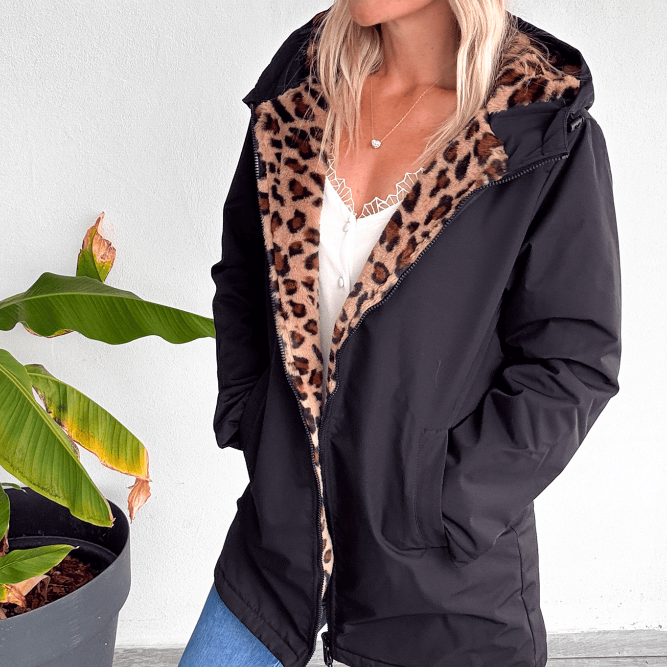 Parka noir mi longue avec fourrure léopard