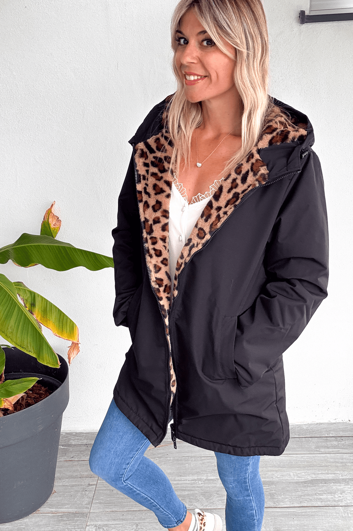 Parka noir mi longue avec fourrure léopard