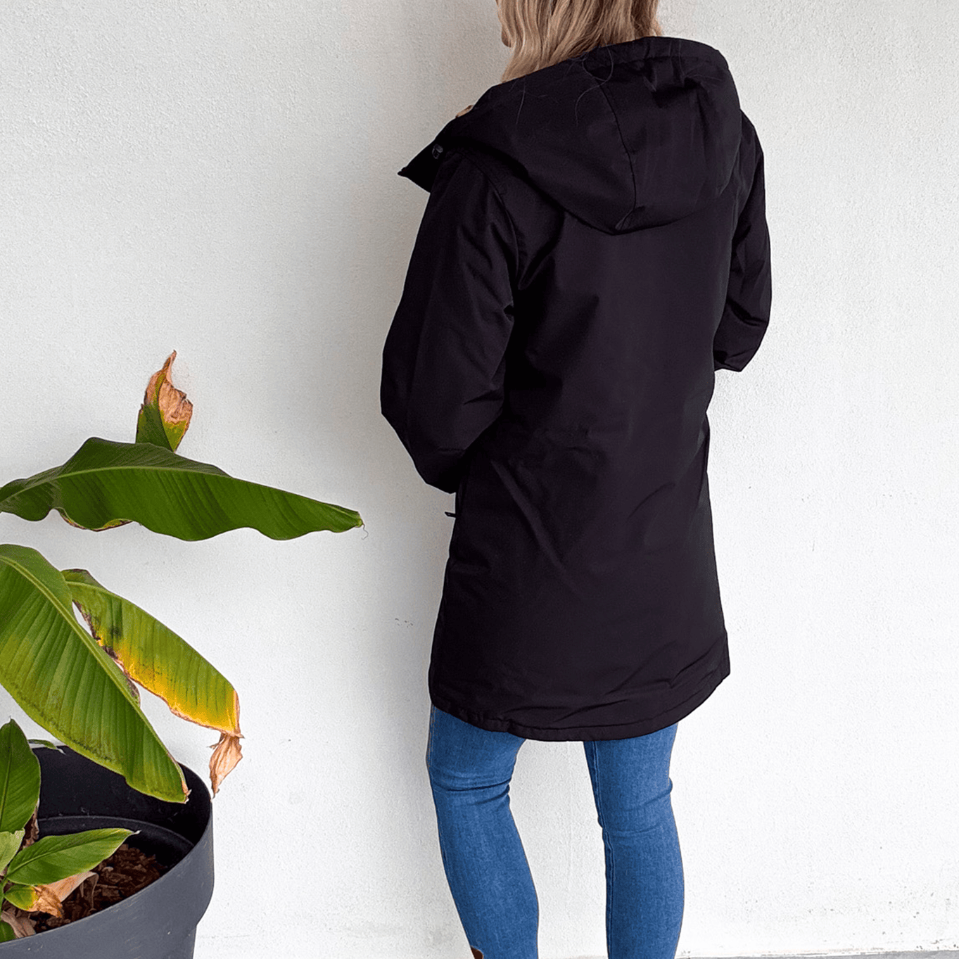 Parka noir mi longue avec fourrure léopard