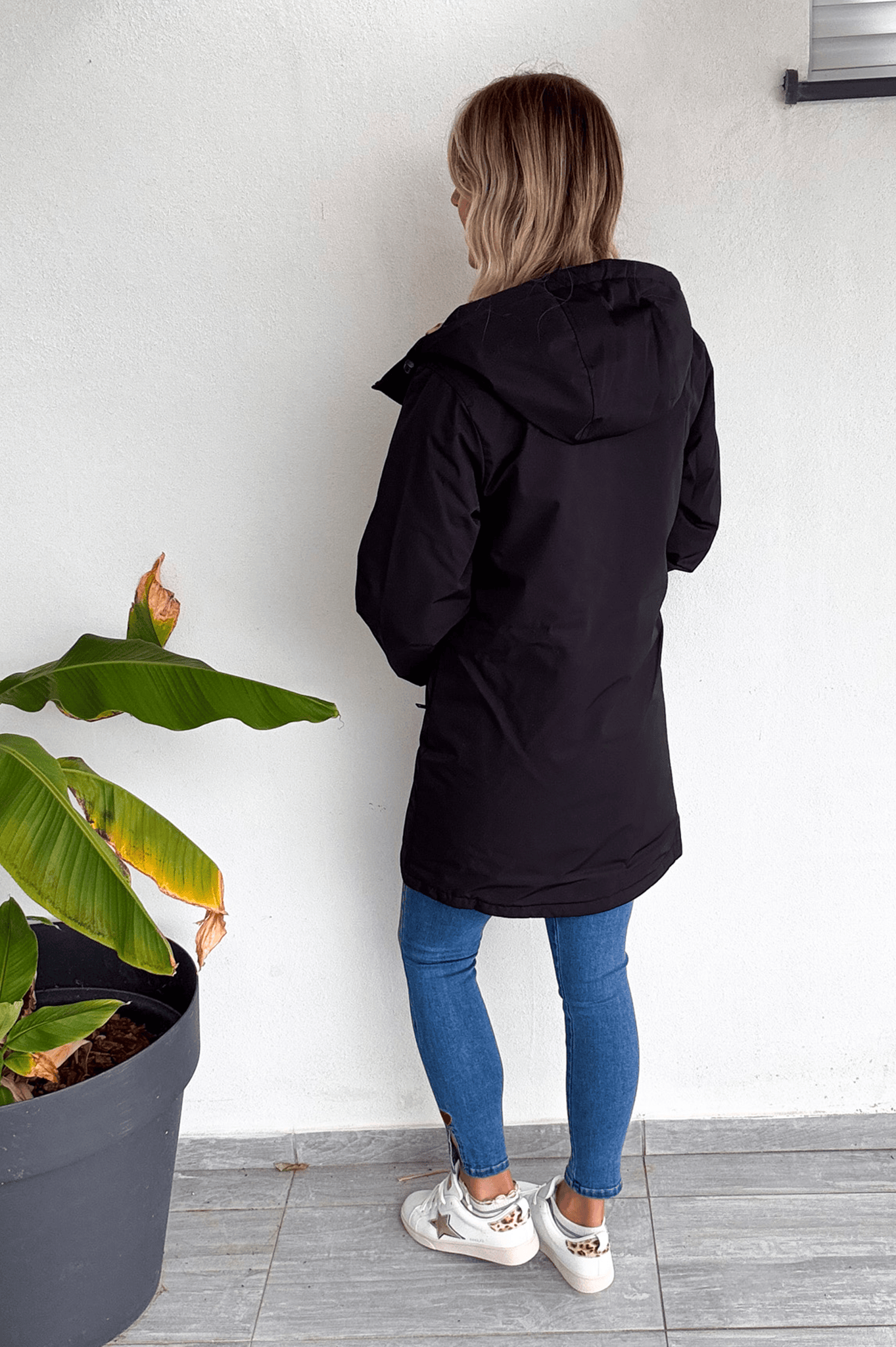 Parka noir mi longue avec fourrure léopard