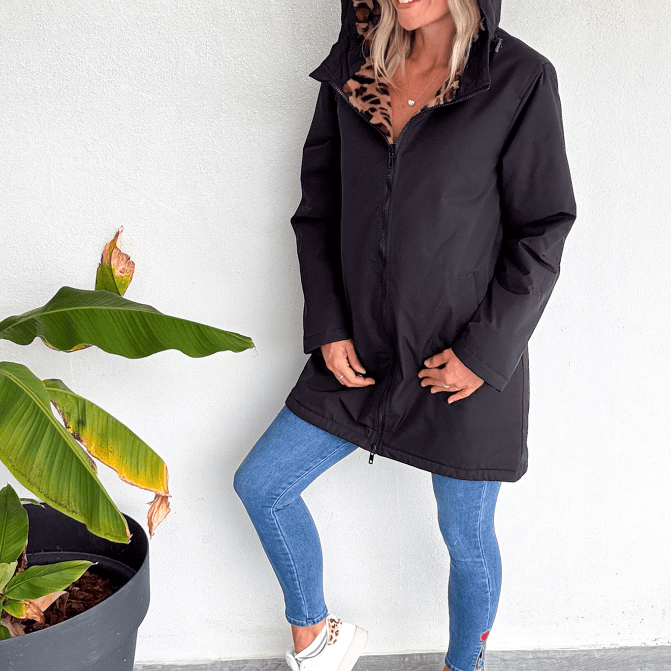 Parka noir mi longue avec fourrure léopard