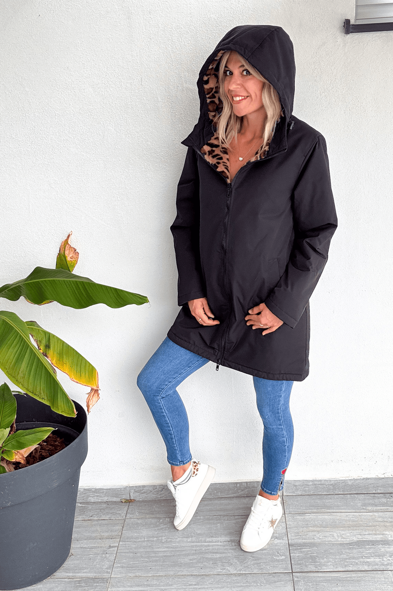 Parka noir mi longue avec fourrure léopard