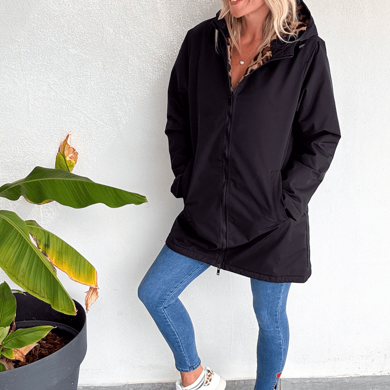 Parka noir mi longue avec fourrure léopard