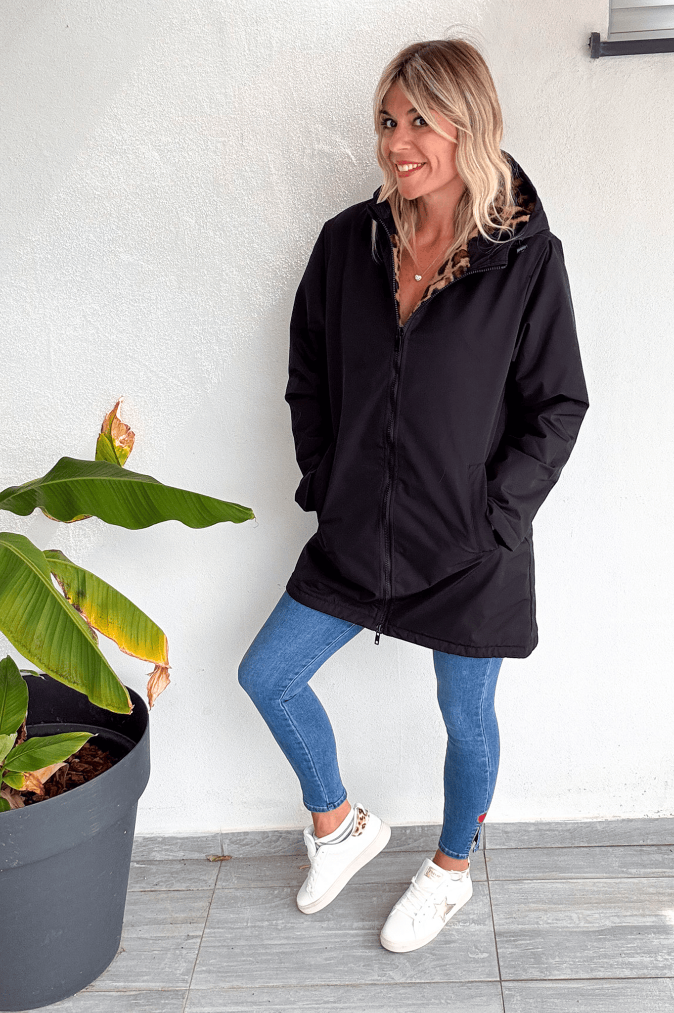 Parka noir mi longue avec fourrure léopard