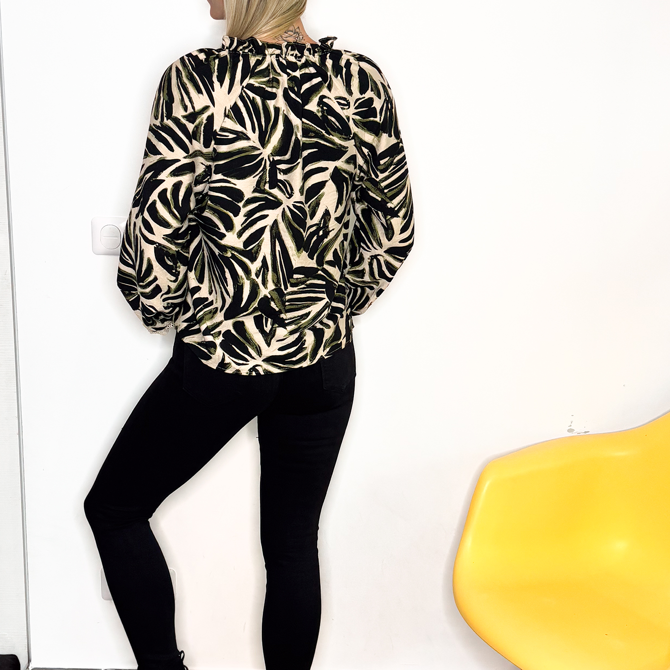 Blouse fluide écru motif feuillage noir et kaki