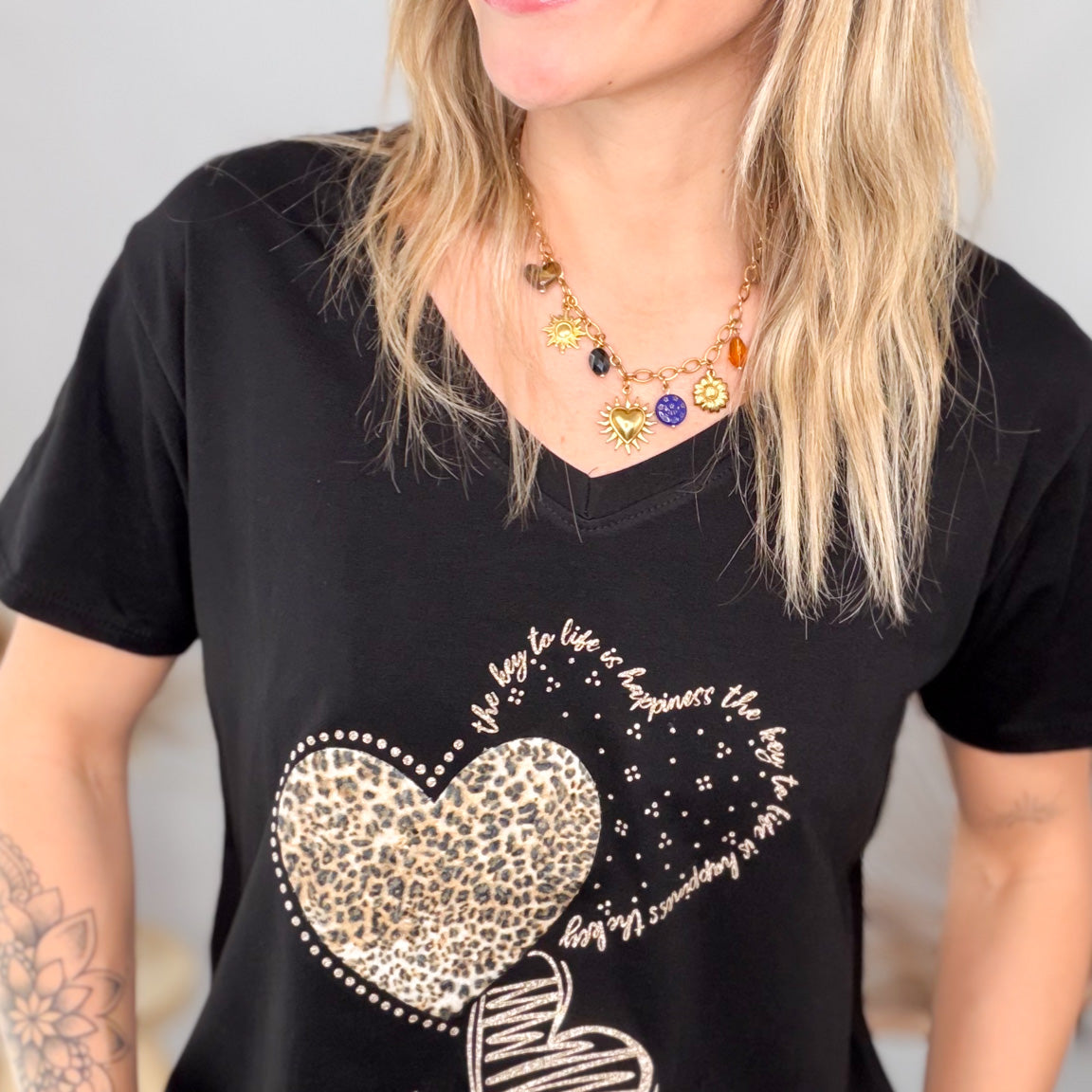 T-shirt Col V "Cœur Léopard"