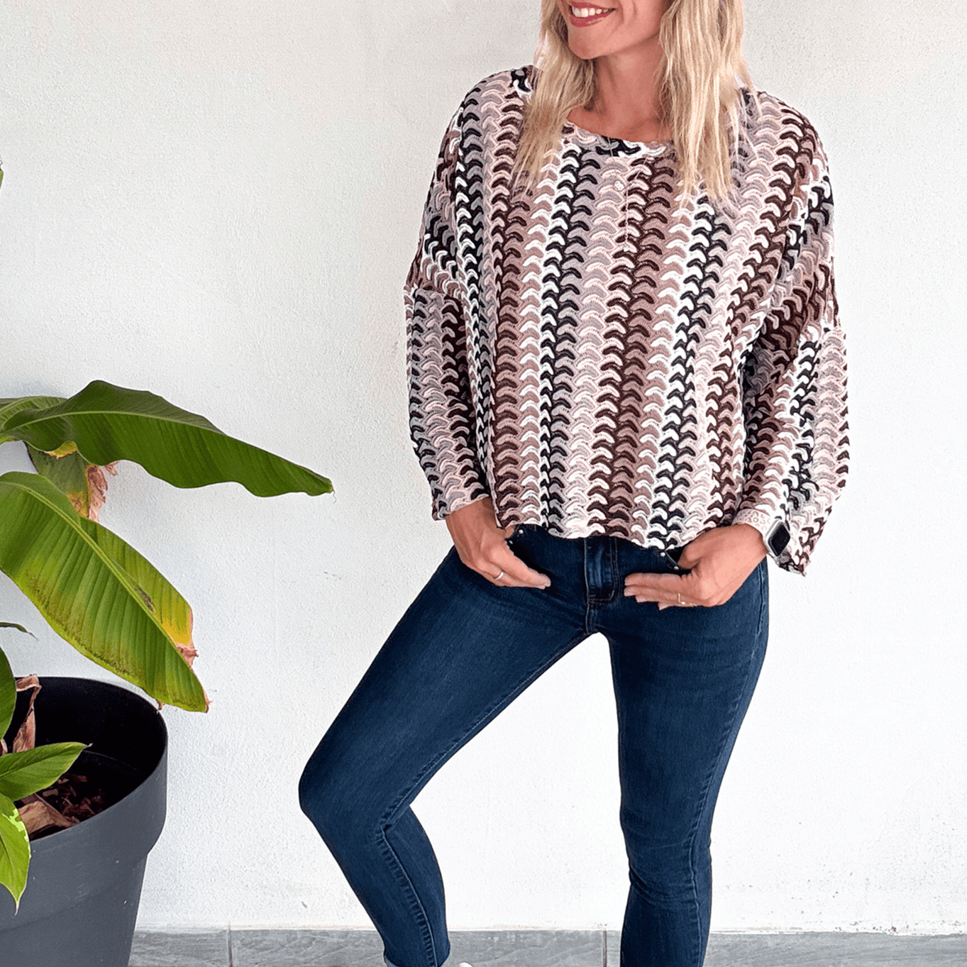 Jean slim bleu foncé, clous argenté femme