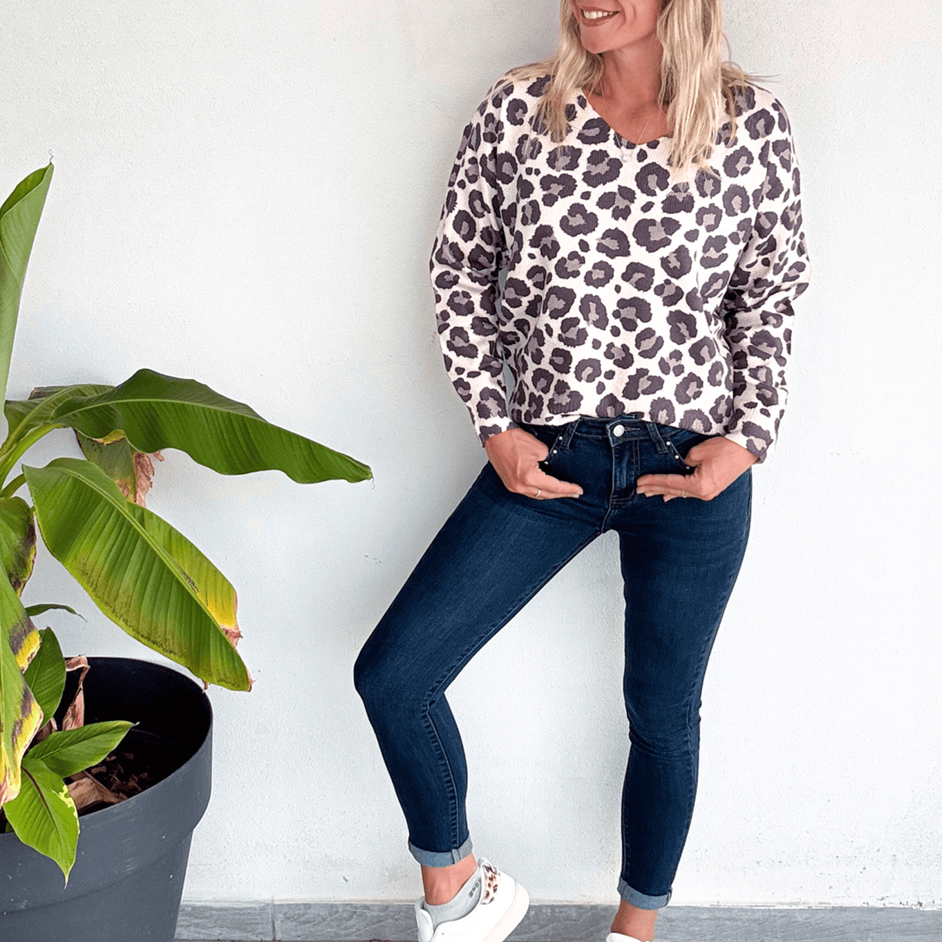 Jean slim bleu foncé, clous argenté femme