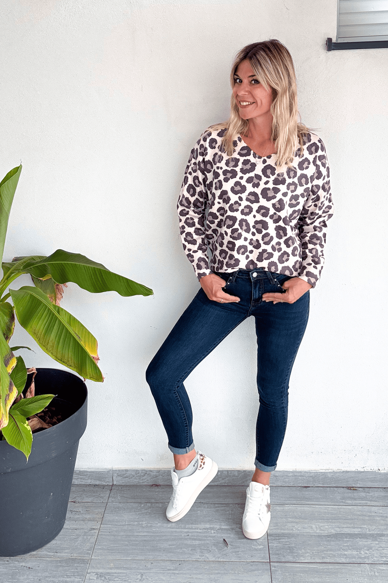 Jean slim bleu foncé, clous argenté femme