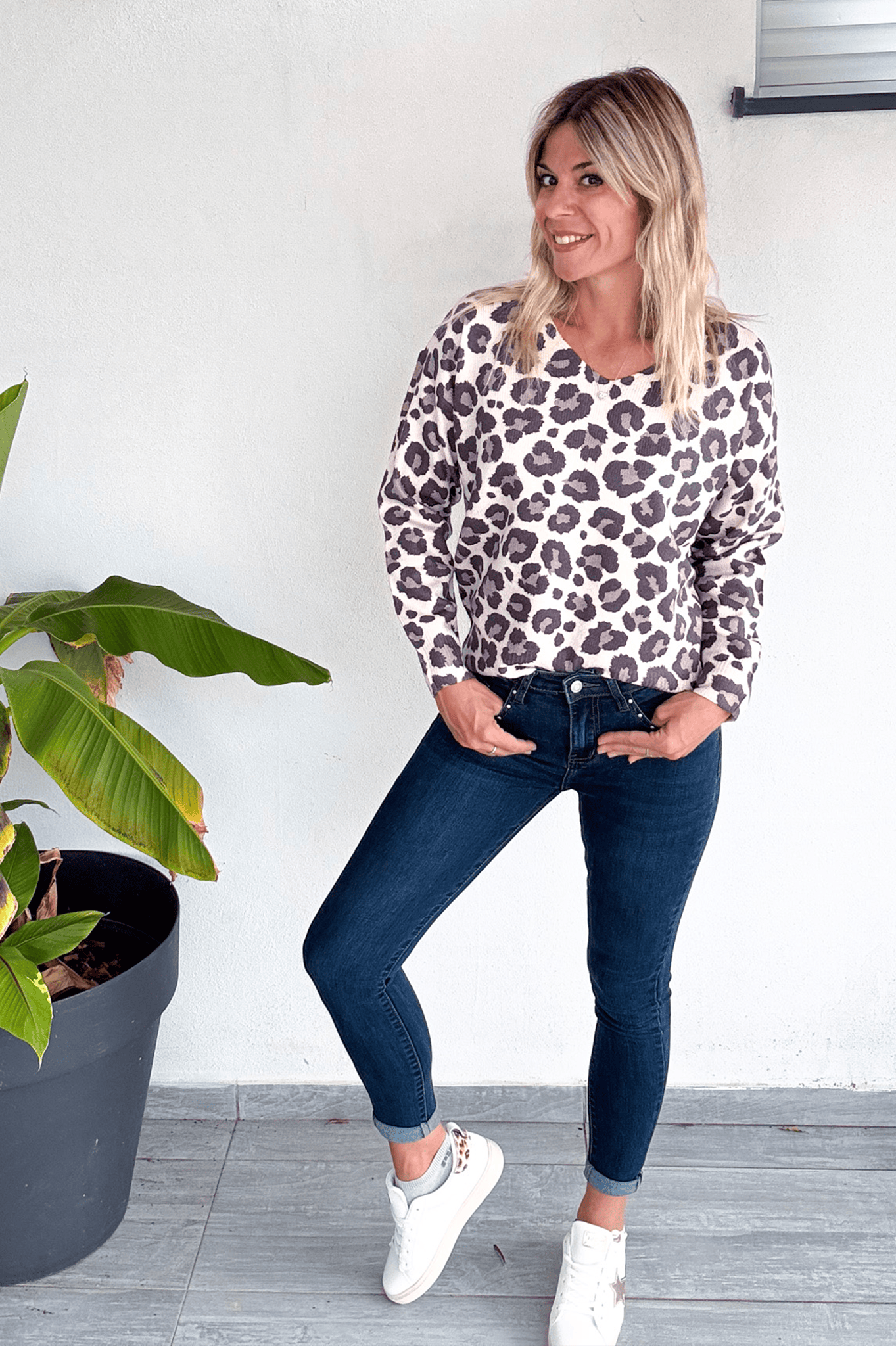 Jean slim bleu foncé, clous argenté femme