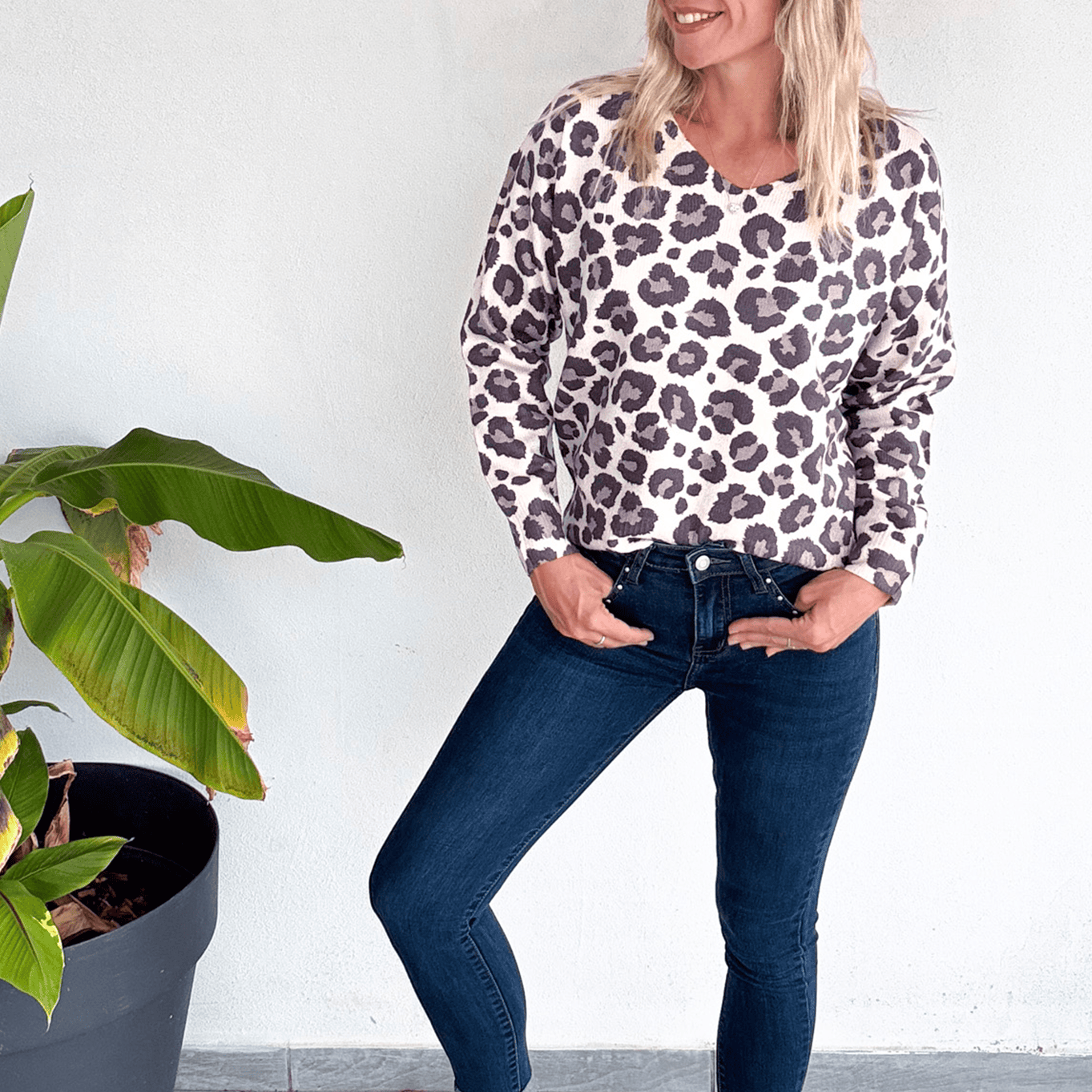 Jean slim bleu foncé, clous argenté femme