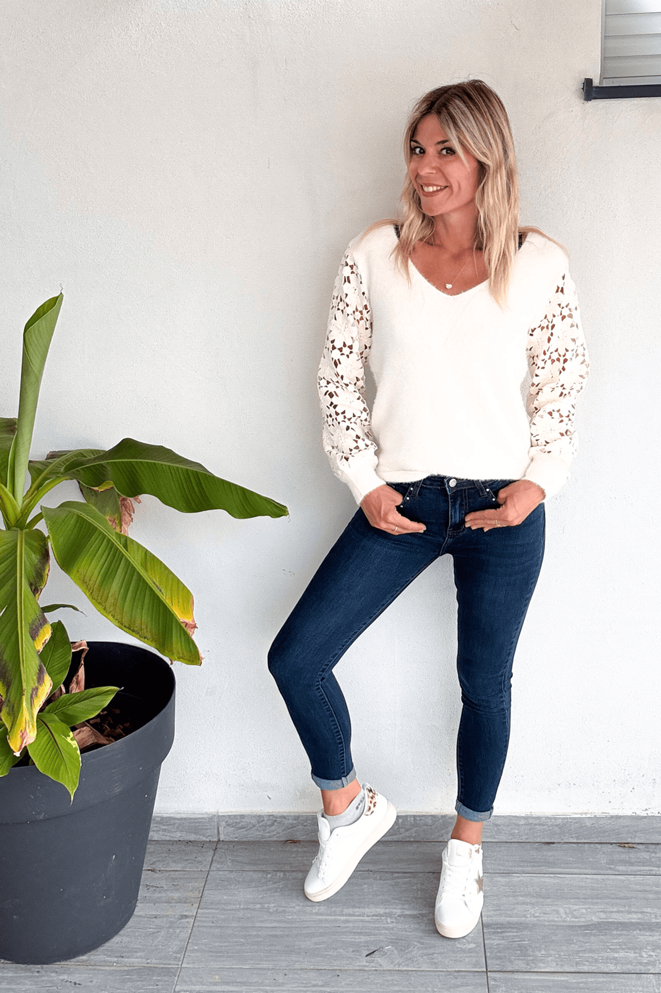 Jean slim bleu foncé, clous argenté femme