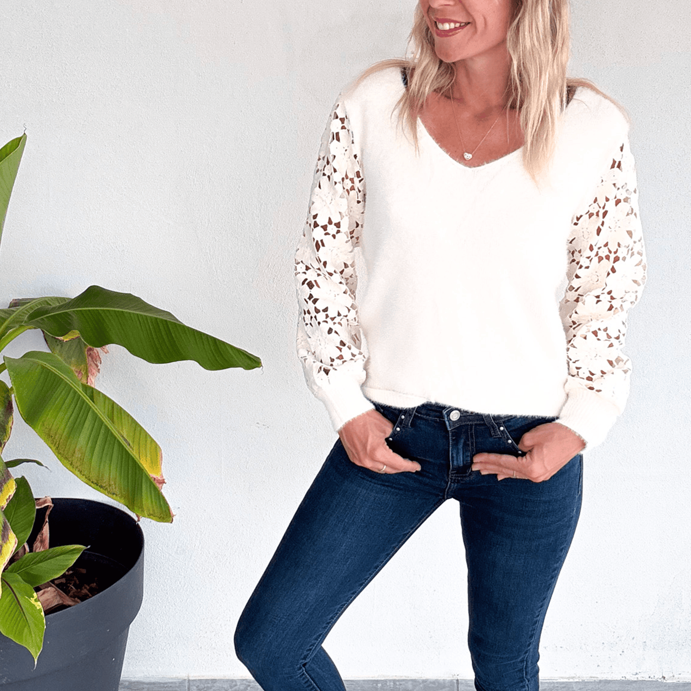 Jean slim bleu foncé, clous argenté femme