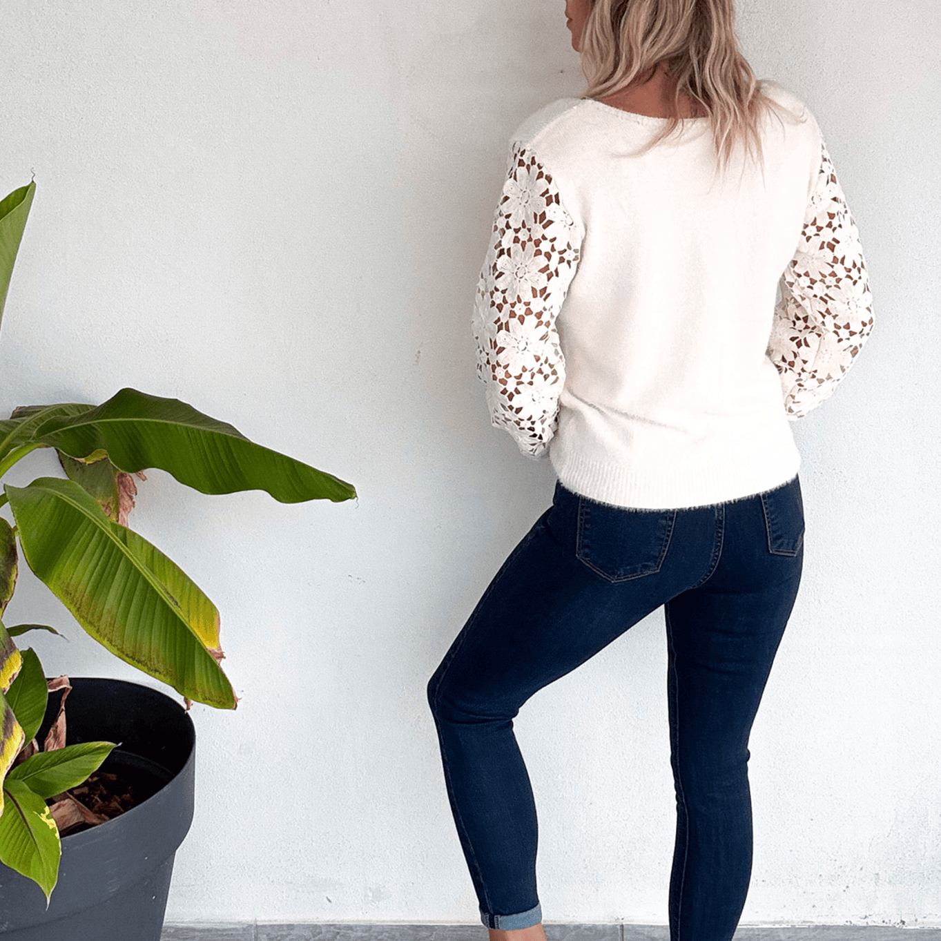 Jean slim bleu foncé, clous argenté femme