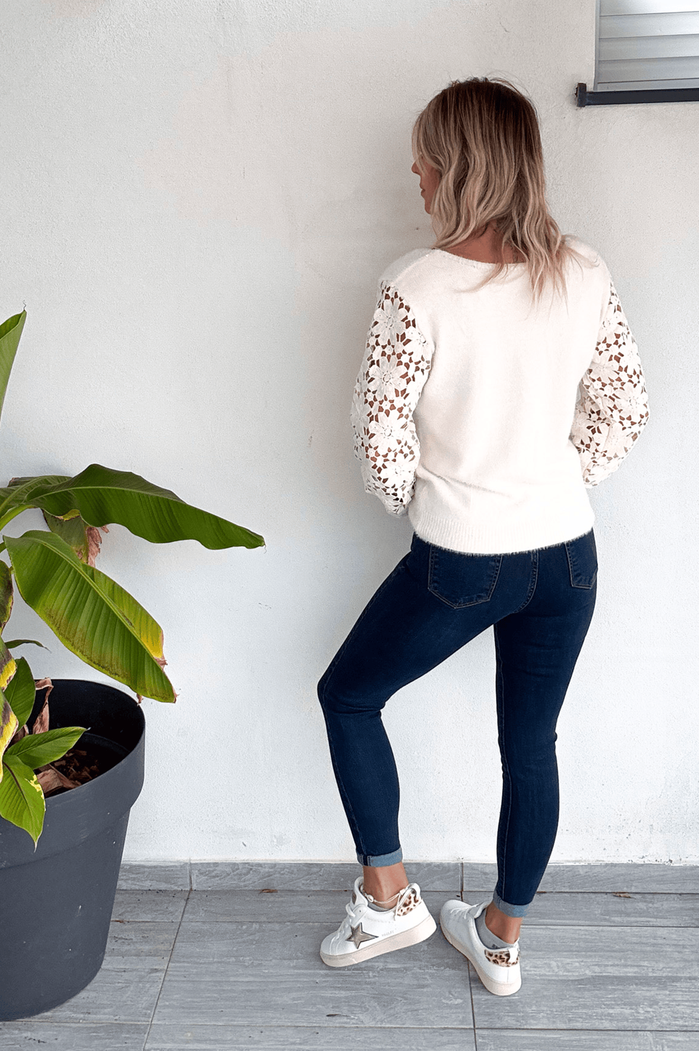 Jean slim bleu foncé, clous argenté femme