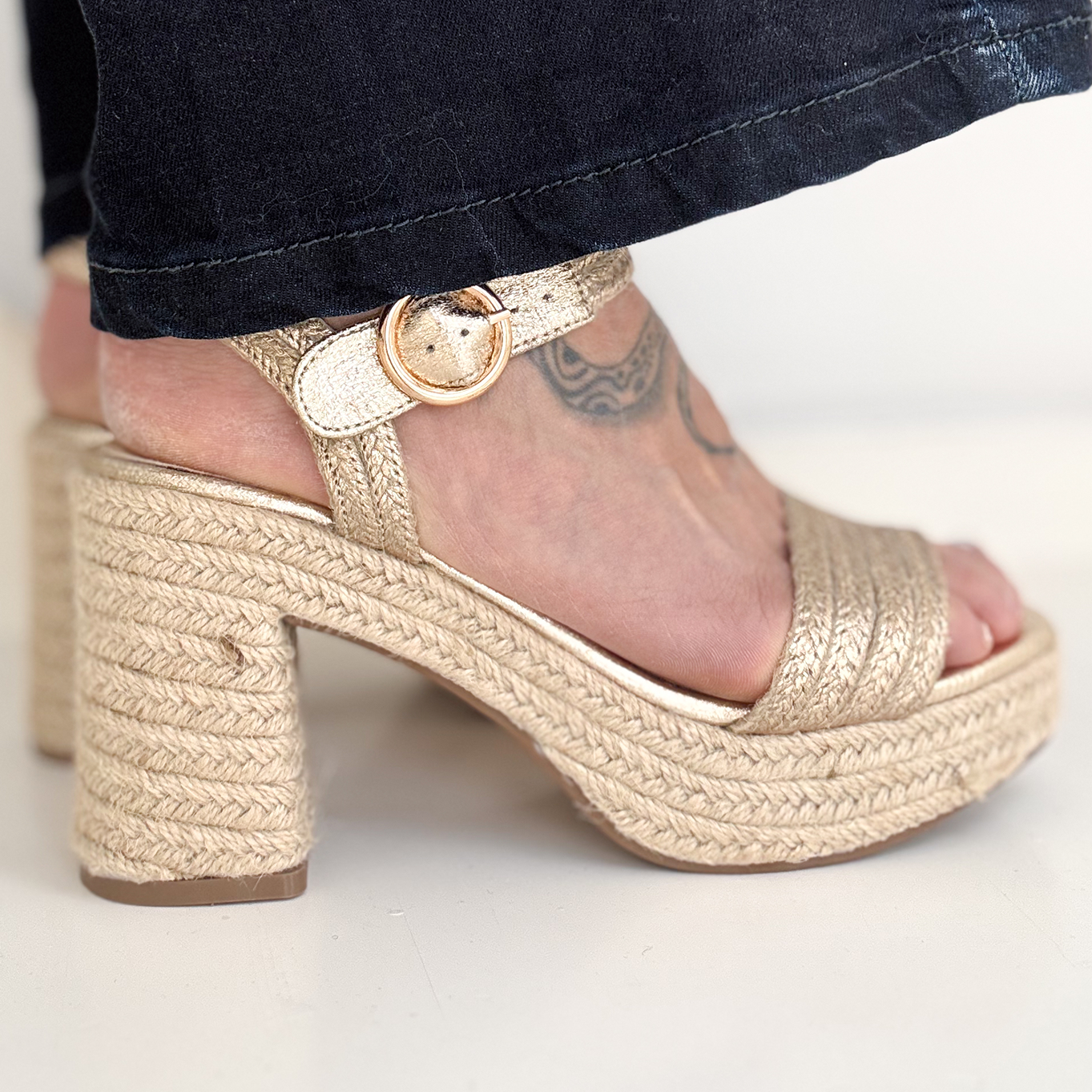 Sandales à talon dorée