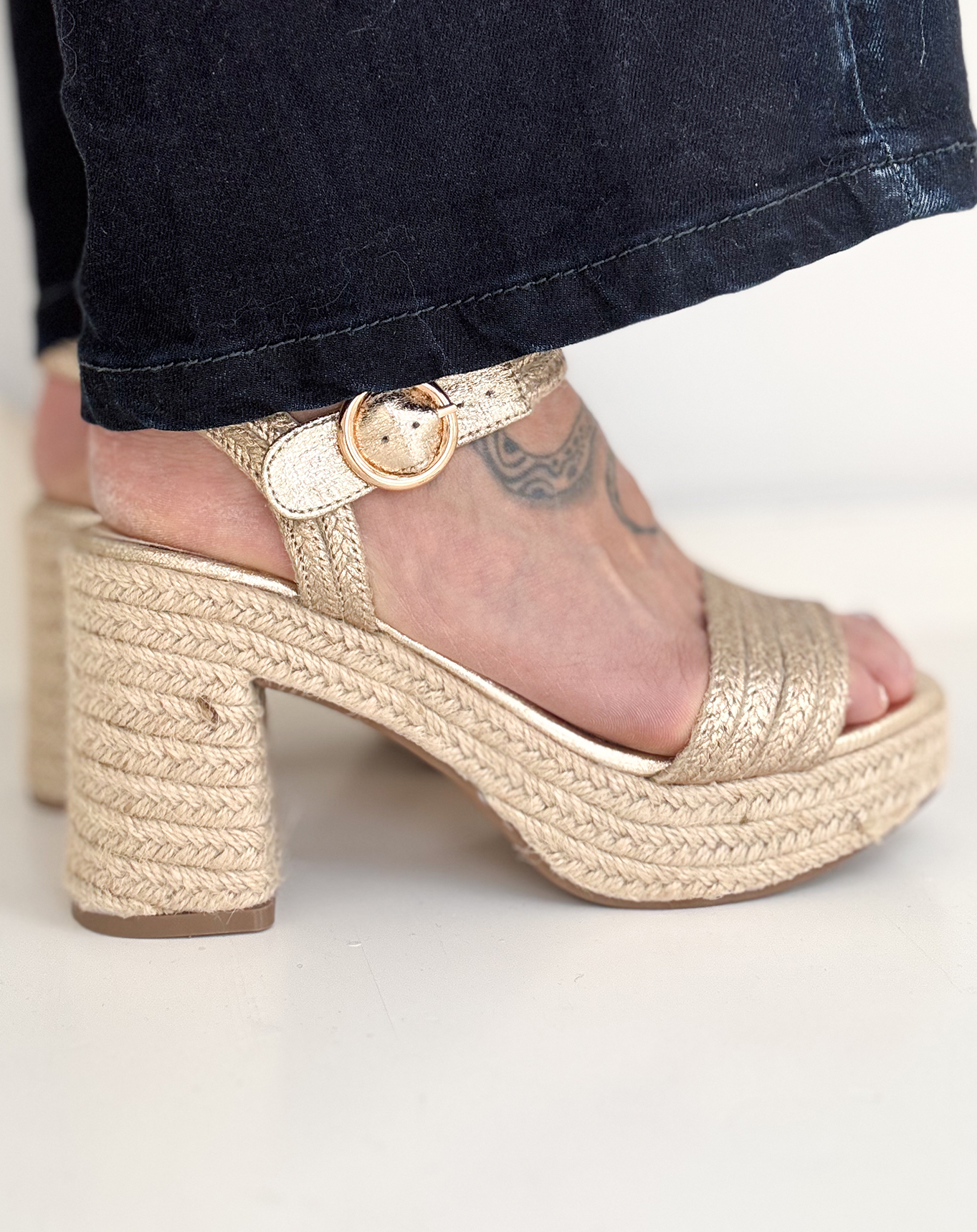 Sandales à talon dorée