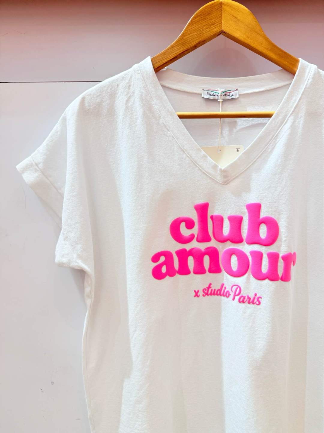 T-shirt blanc col V floqué "Club Amour" fuchsia - Grande Taille