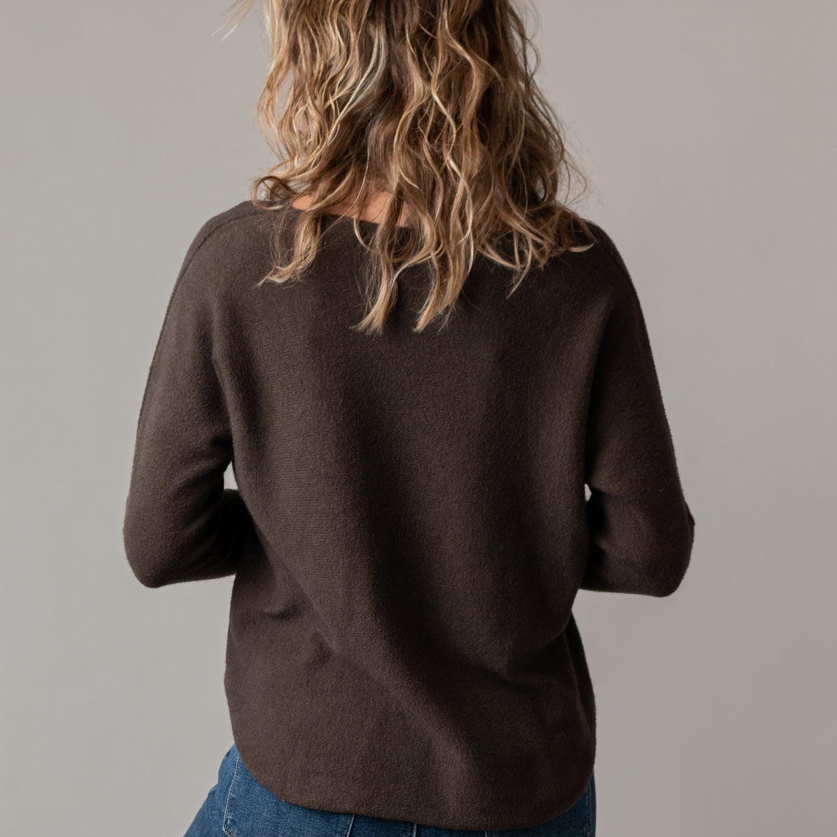 Pull col V chocolat brodé Amour
