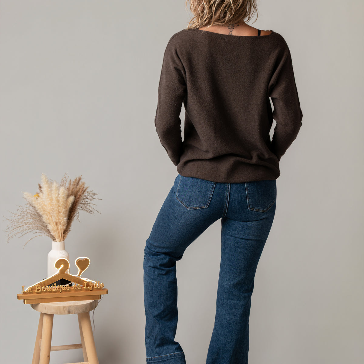 Pull col V chocolat brodé Amour