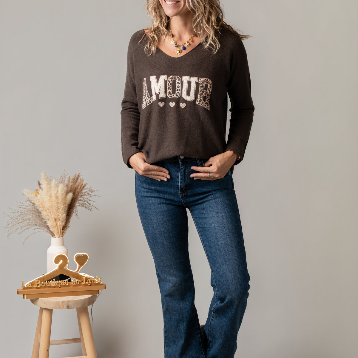 Pull col V chocolat brodé Amour