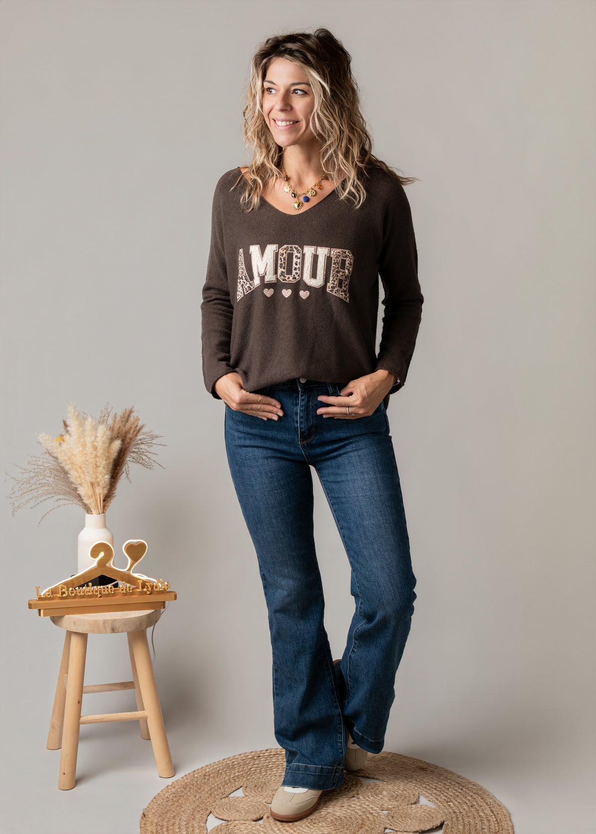 Pull col V chocolat brodé Amour