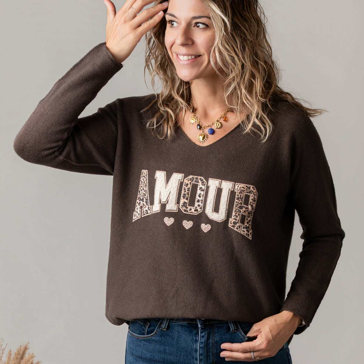 Pull col V chocolat brodé Amour la boutique Boutique de Lydie