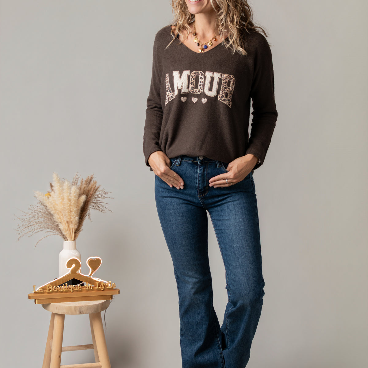 Pull col V chocolat brodé Amour