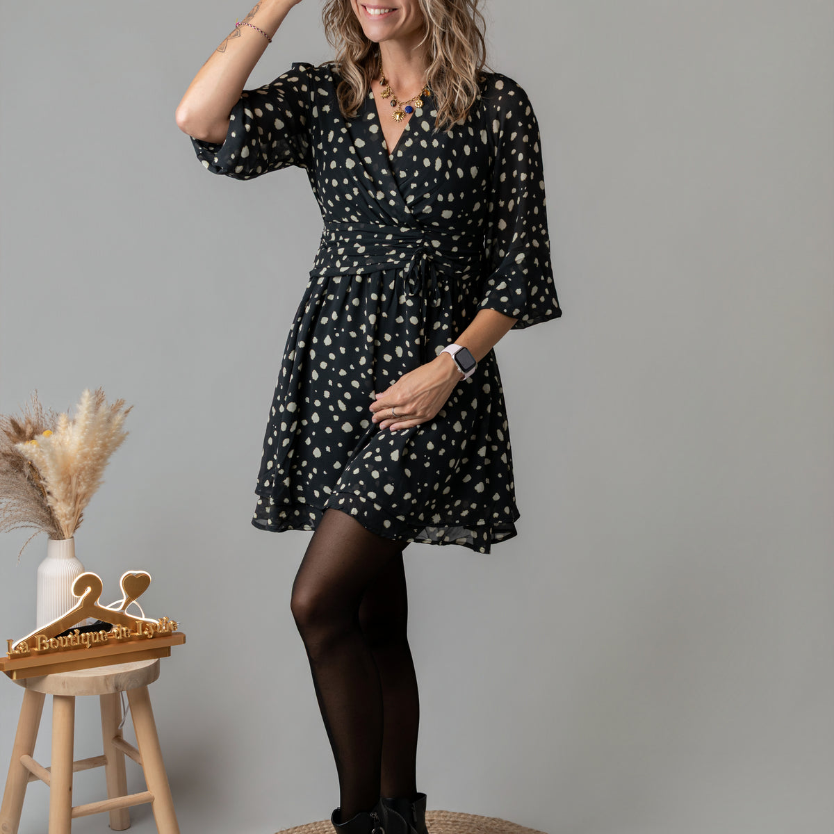 Robe courte cache-cœur noire à motifs la Boutique de Lydie