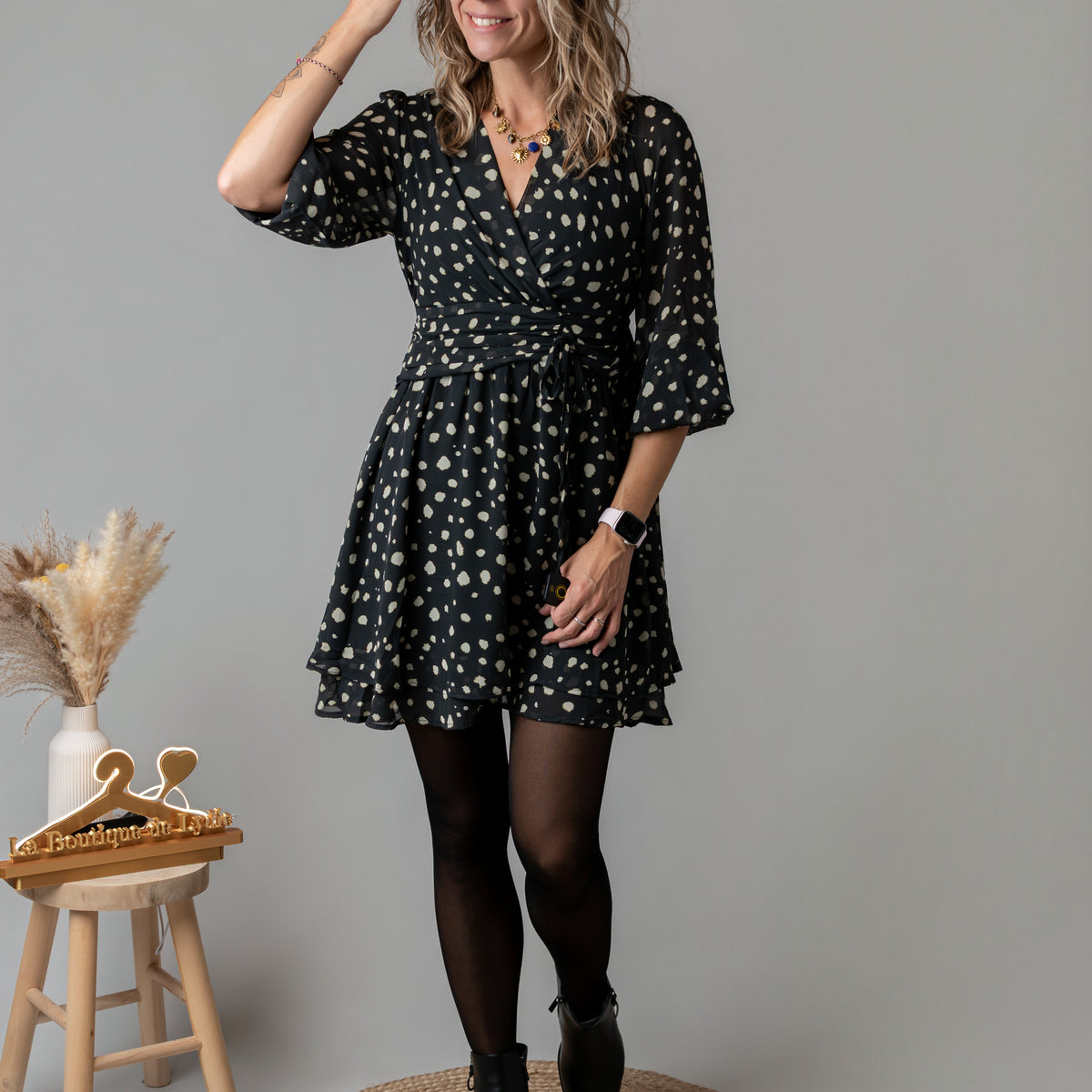 Robe courte cache-cœur noire à motifs