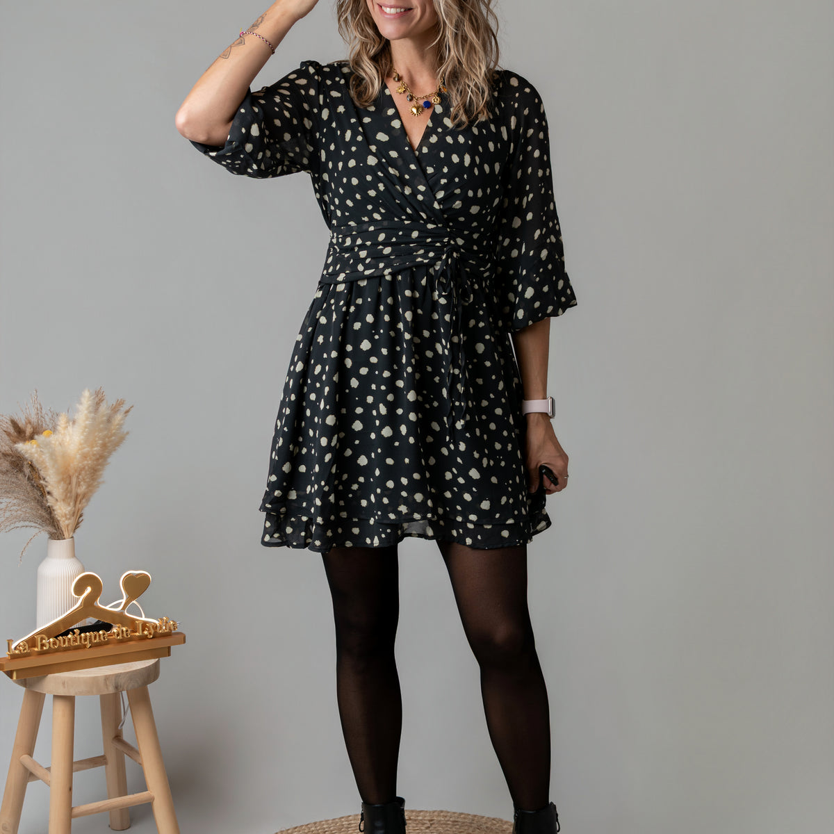 Robe courte cache-cœur noire à motifs