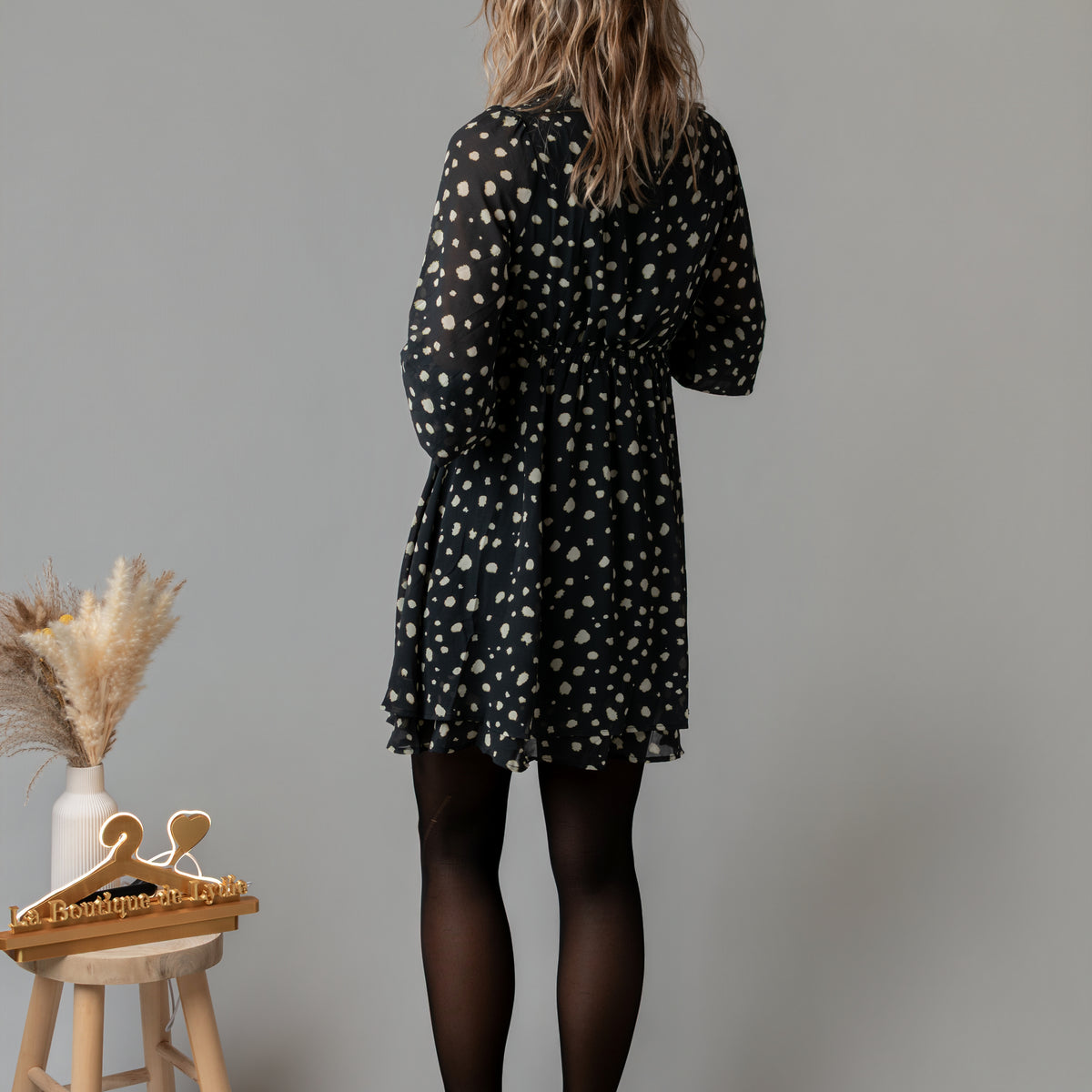 Robe courte cache-cœur noire à motifs