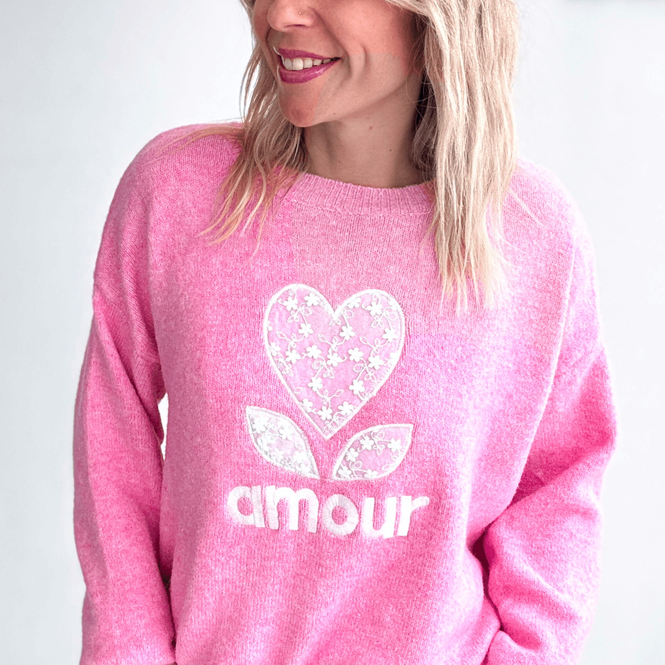 Pull rose, Amour avec fleurs coeur en dentelle