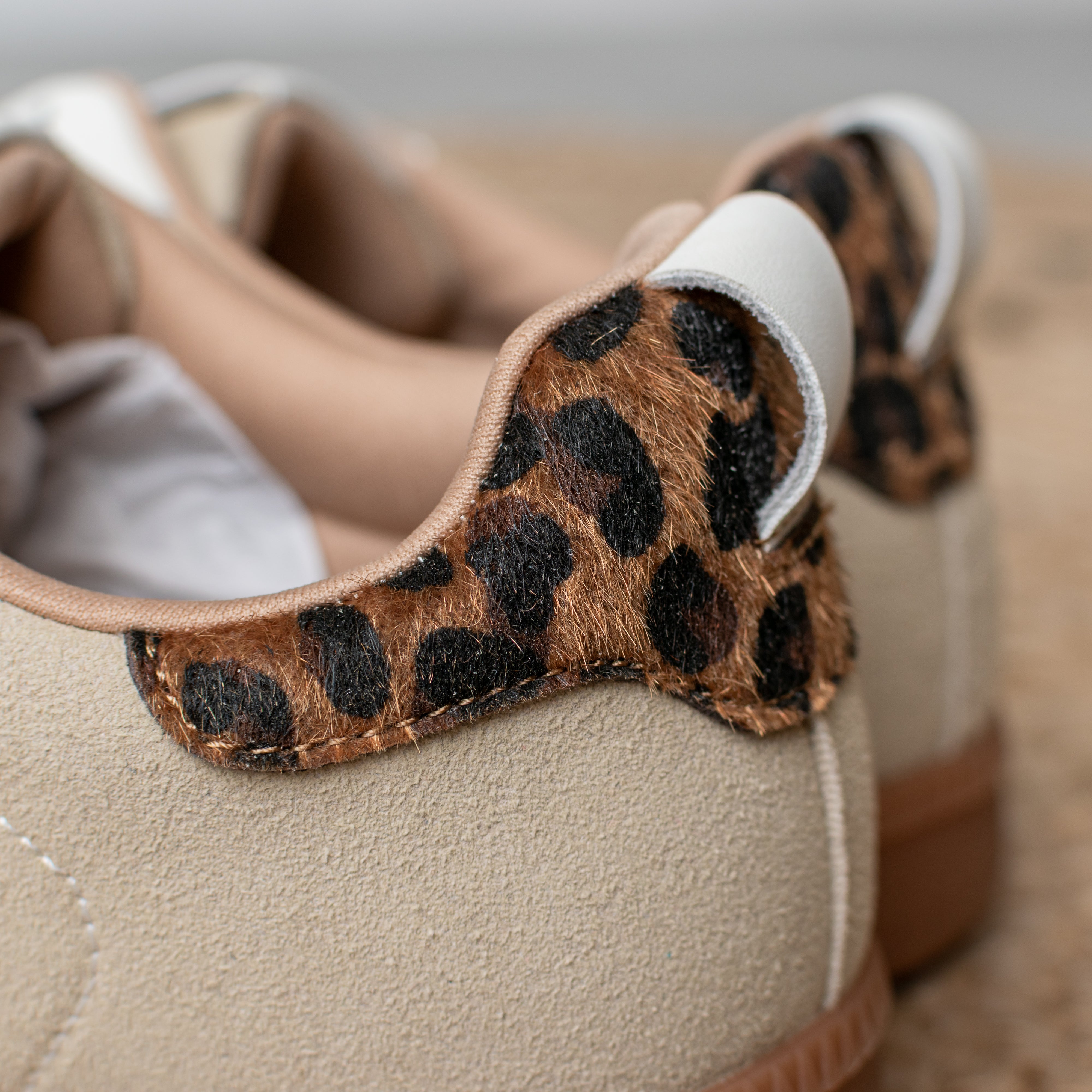 Baskets– Suédine Beige & Touches Léopard