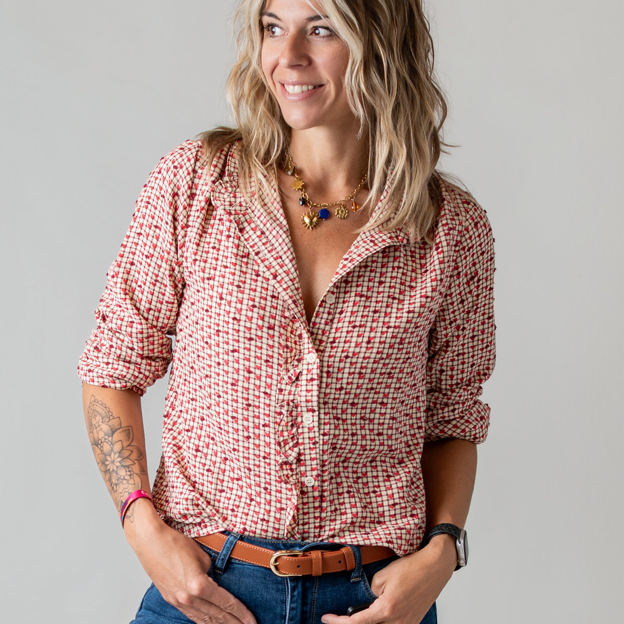 Blouse à carreaux et cœurs rouge