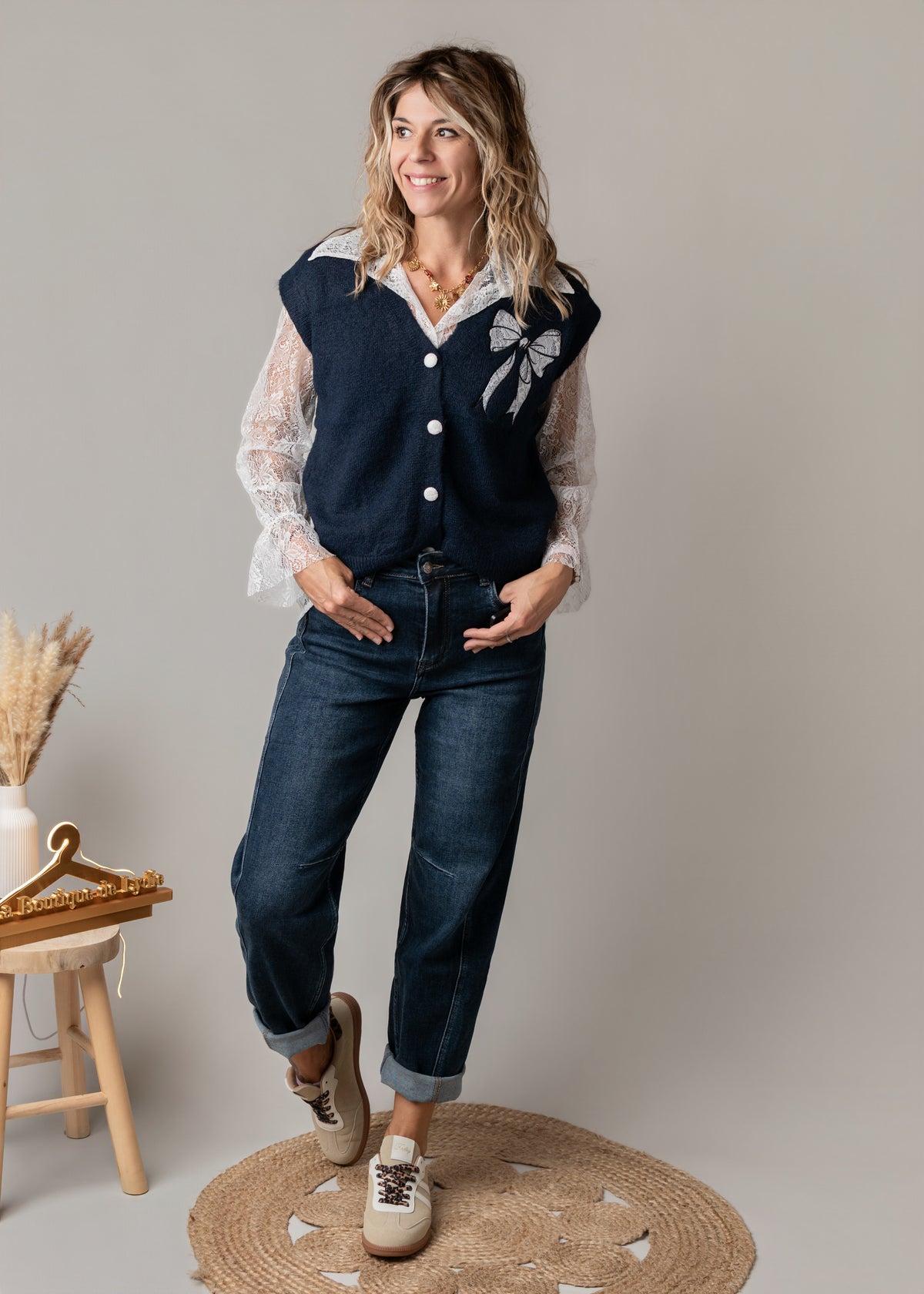Ensemble Gilet Sans Manches Marine et Chemise Dentelle