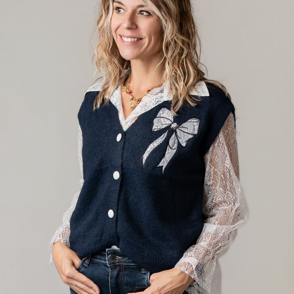 Ensemble Gilet Sans Manches Marine et Chemise Dentelle la boutique de lydie