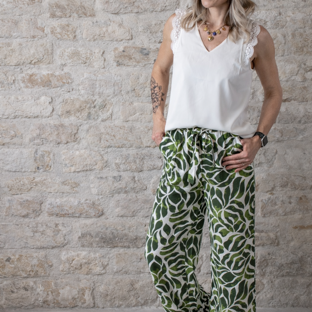 Blouse blanche, col V avec dentelle 