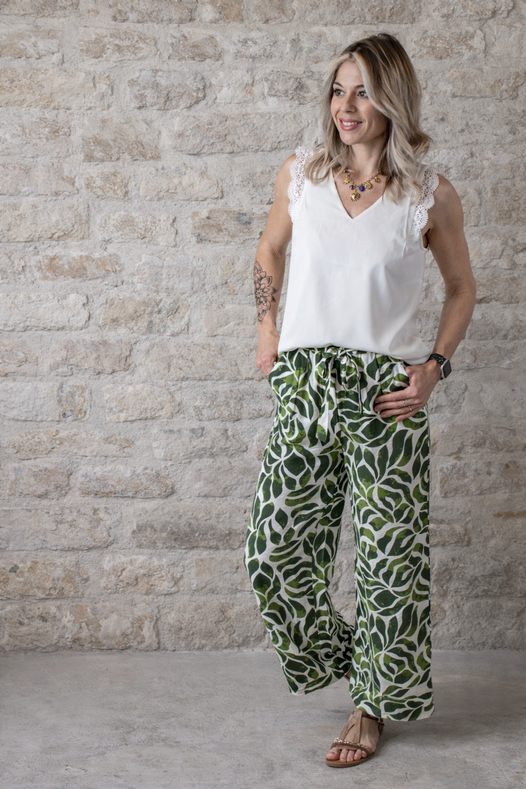 Blouse blanche, col V avec dentelle 