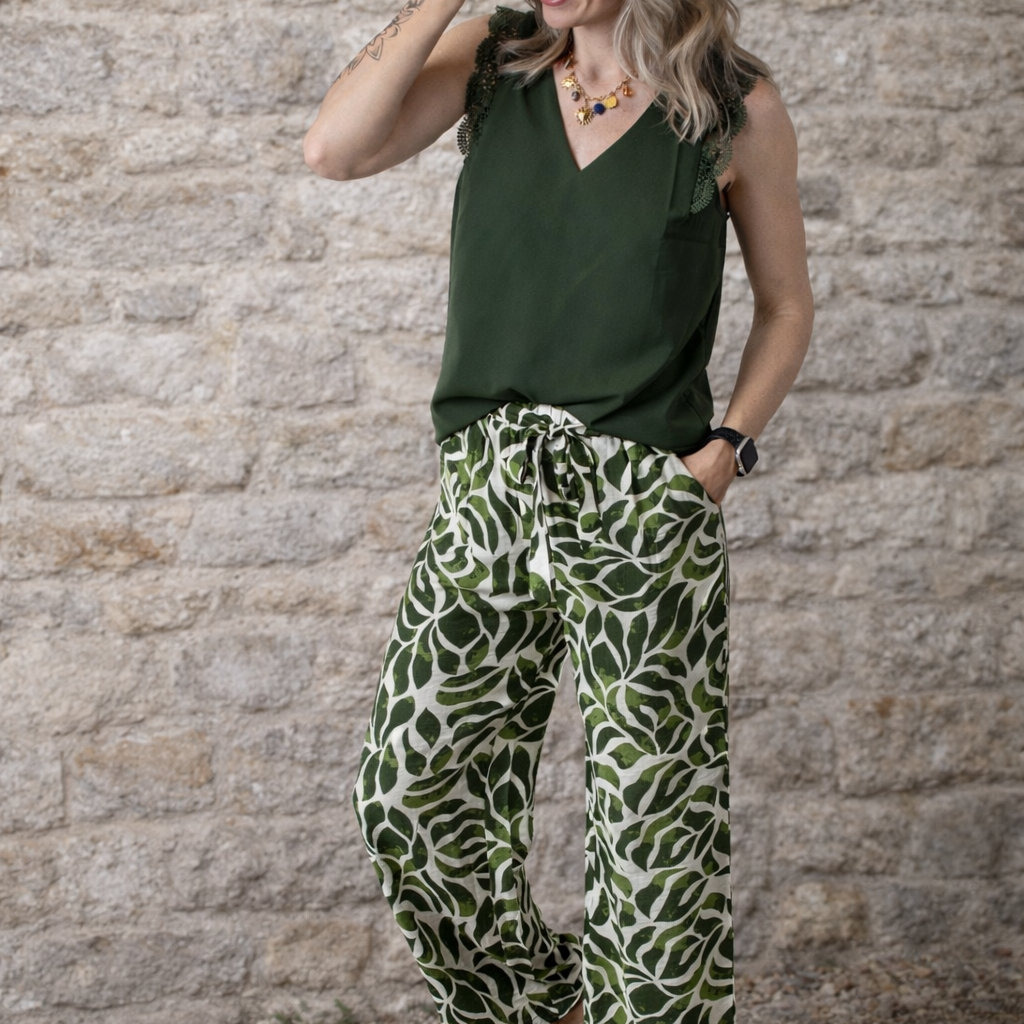 Blouse kaki, col V avec dentelle 