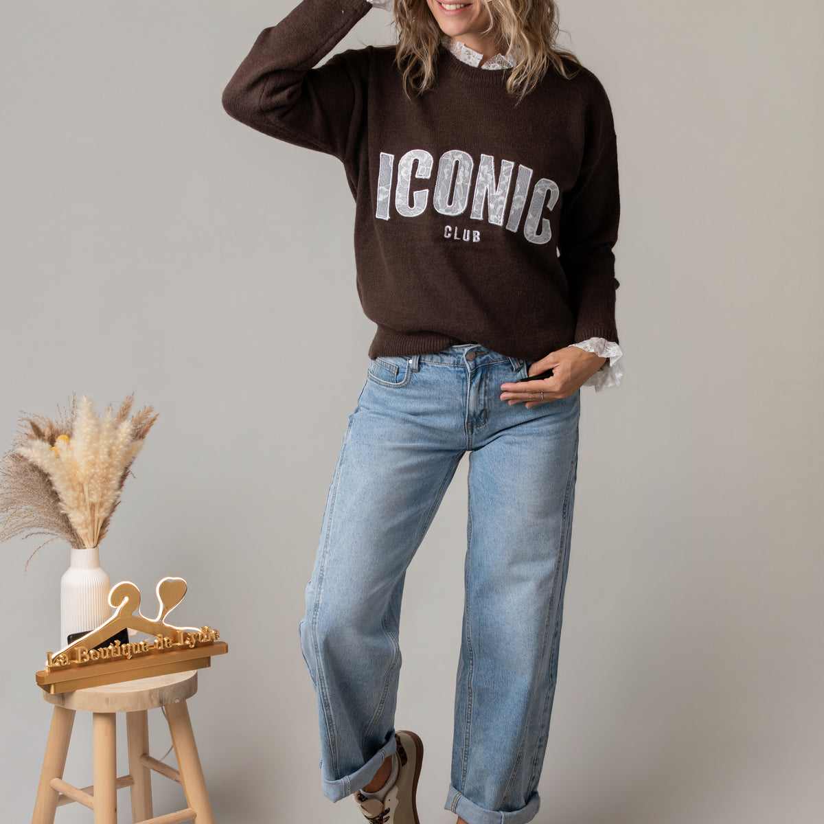 Pull chocolat dentelle brodé Iconic