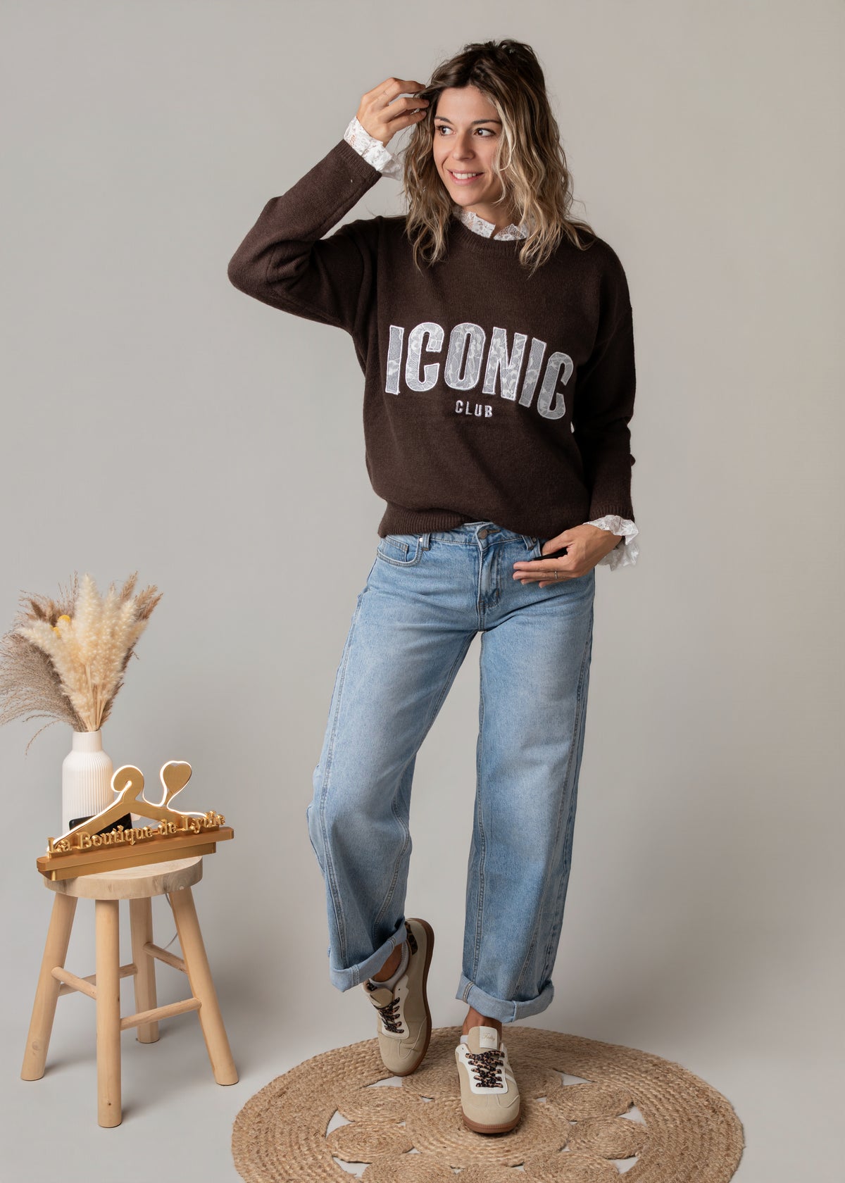 Pull chocolat dentelle brodé Iconic