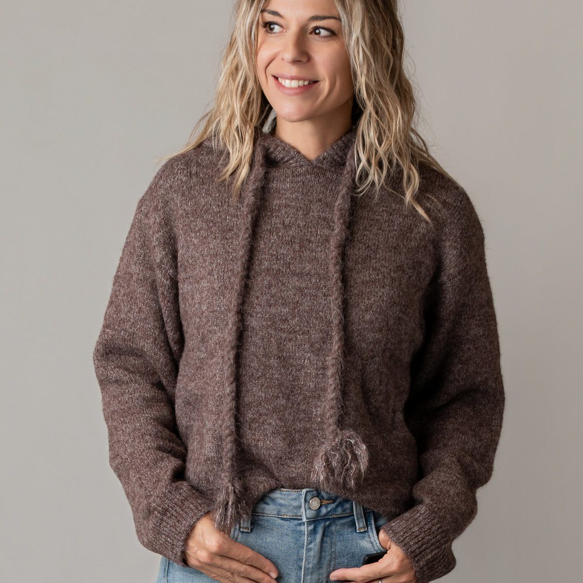 Pull sweat à capuche chocolat à pompons tressés