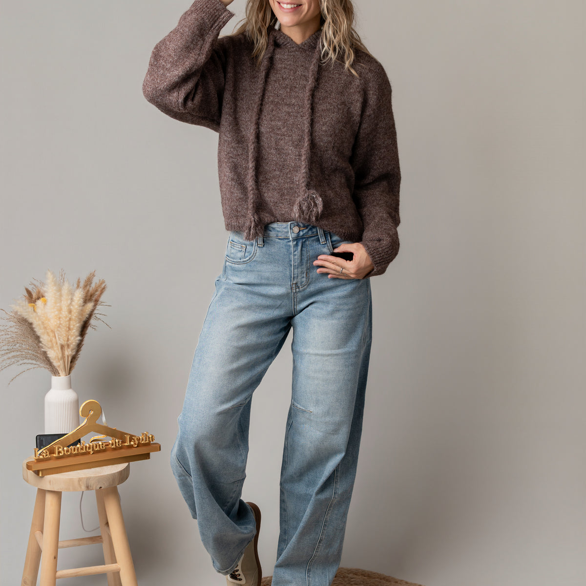 Pull sweat à capuche chocolat à pompons tressés la boutique de lydie