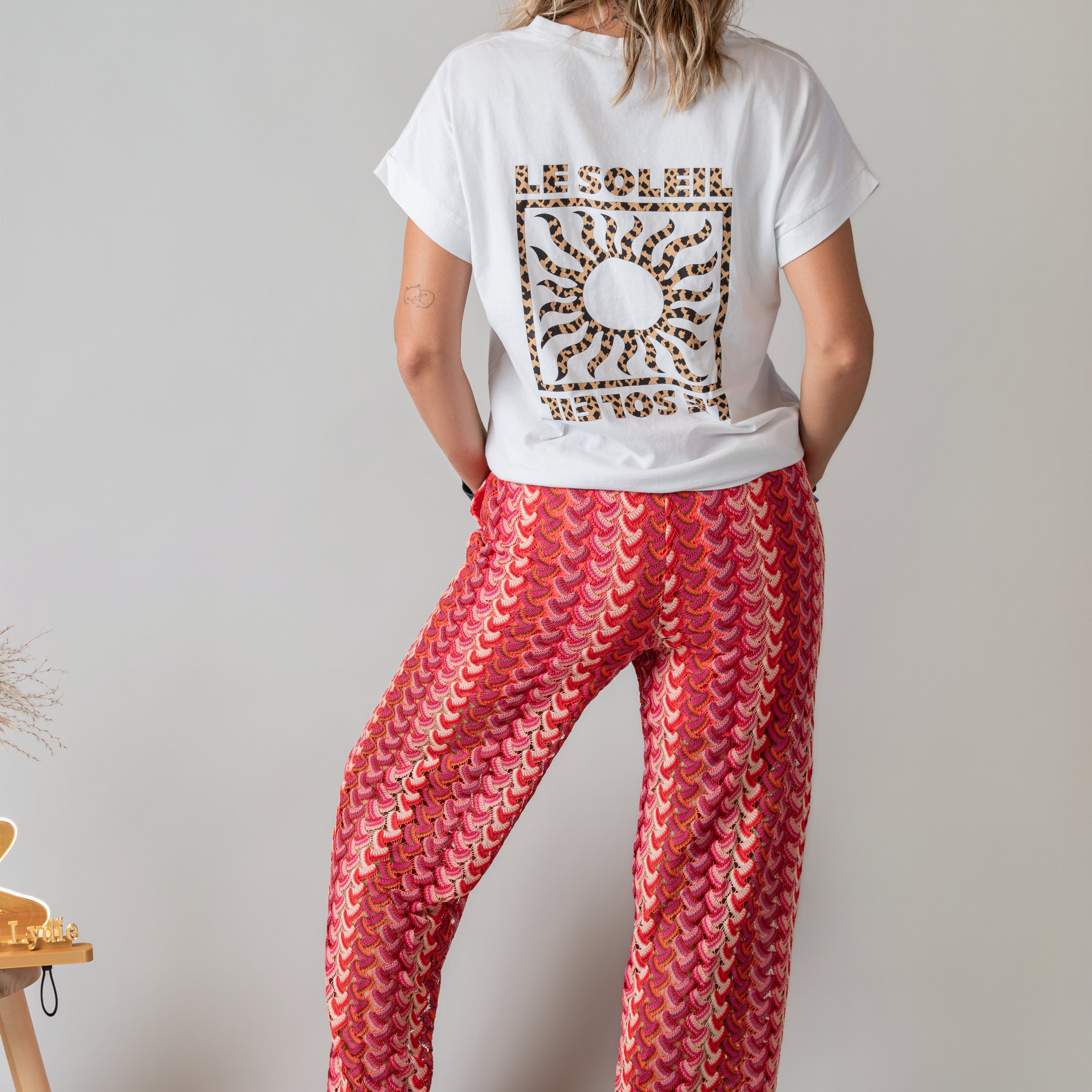 T-shirt blanc col V floqué "Le Soleil" léopard